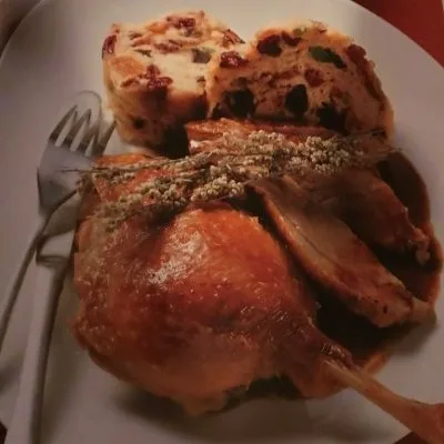 Bild eines Gänsebraten, lecker angerichtet auf einem Teller.
